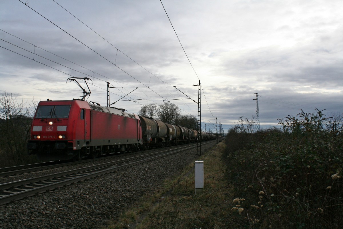 185 375-3 mit einem Kesselzug gen Norden am Nachmittag des 14.02.14 sdlich des Bahnhofs Mllheim (Baden).
Viele Gre an den Lokfhrer!