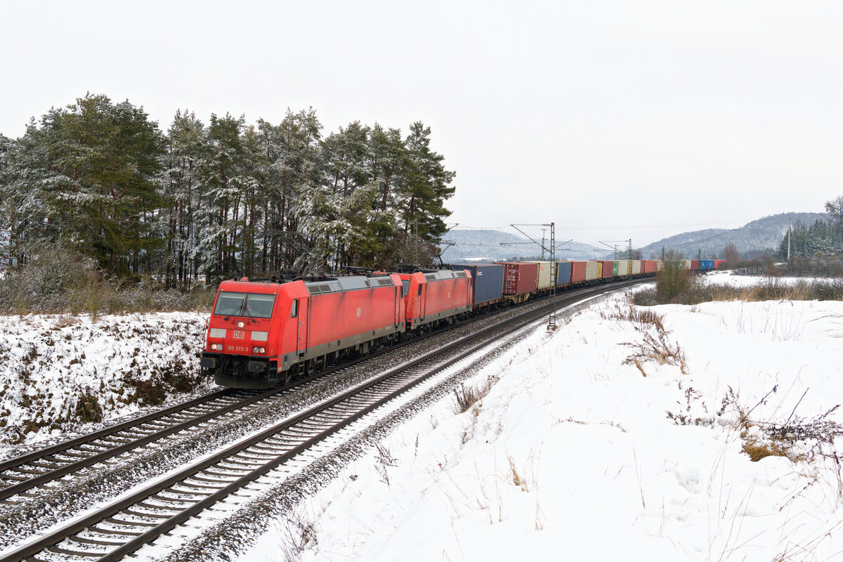 185 375 DB Cargo und 185 230 DB Cargo mit einem Containerzug bei Parsberg Richtung Nürnberg, 23.01.2020
