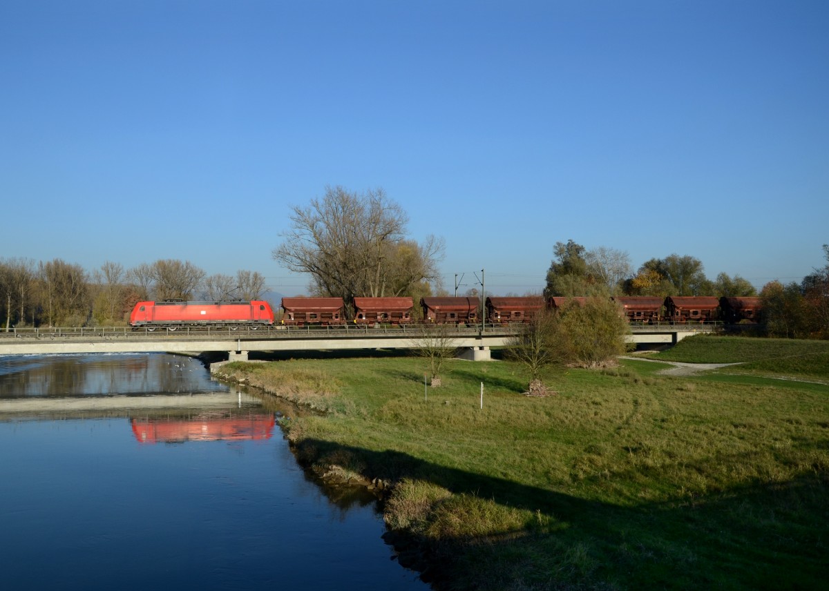 185 375 mit einem G�terzug am 31.10.2013 auf der Isarbr�cke bei Plattling.