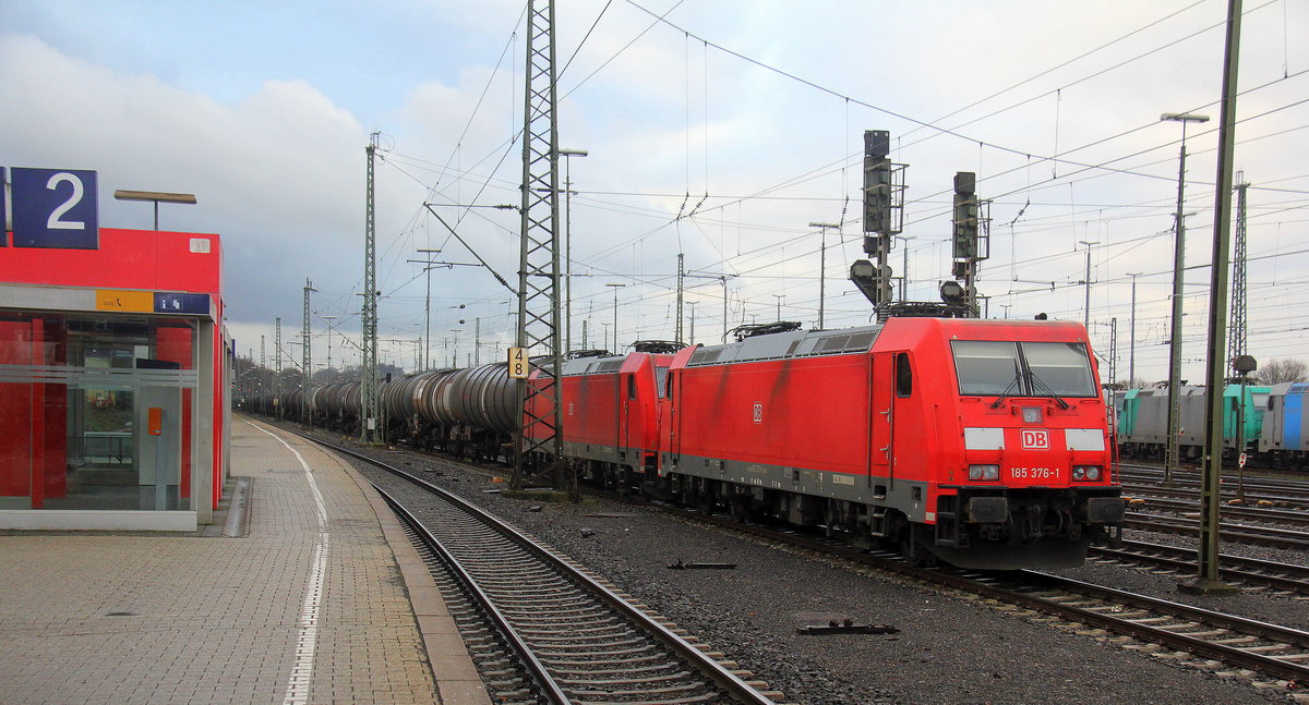 185 376-1 und eine 185er beide von DB stehen in Aachen-West mit einem langen Ölzug aus Antwerpen-Petrol(B) nach Basel(CH) und wartet auf die Abfahrt nach Köln. 
Aufgenommen vom Bahnsteig in Aachen-West.
Am Nachmittag vom 3.1.2019.