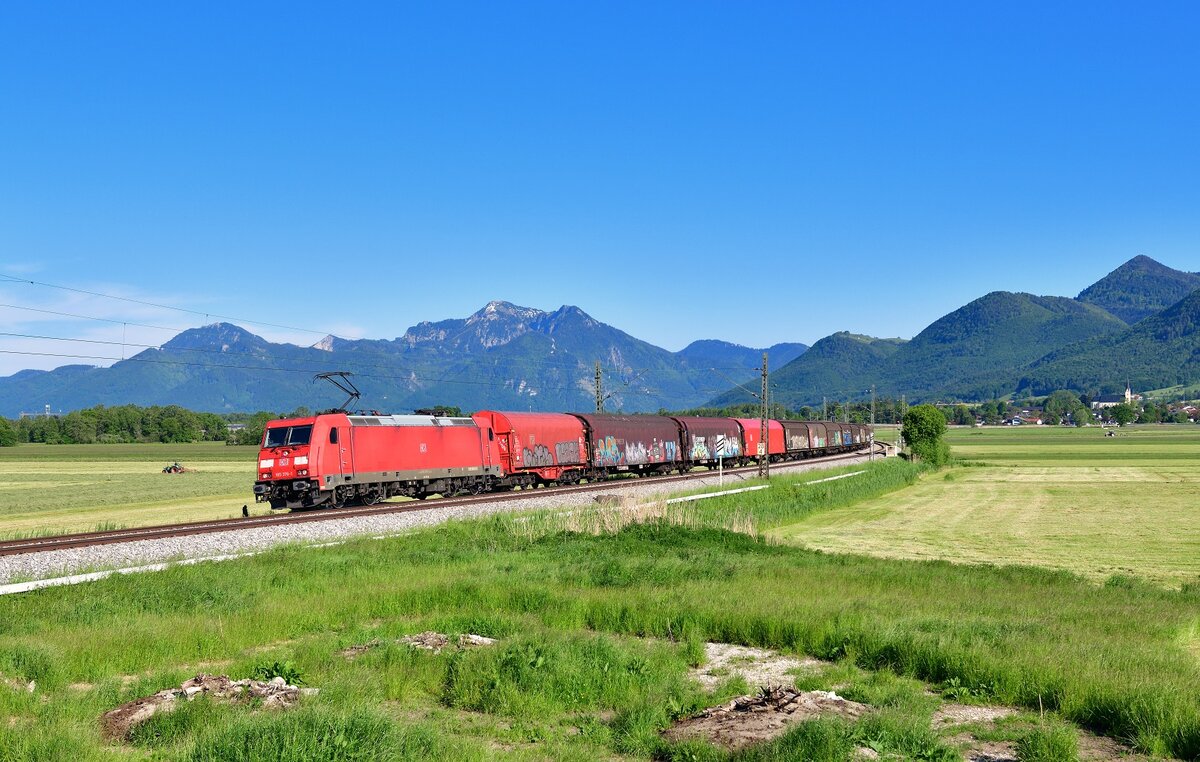 185 376 mit einem Güterzug am 01.06.2021 bei Bernau am Chiemsee. 