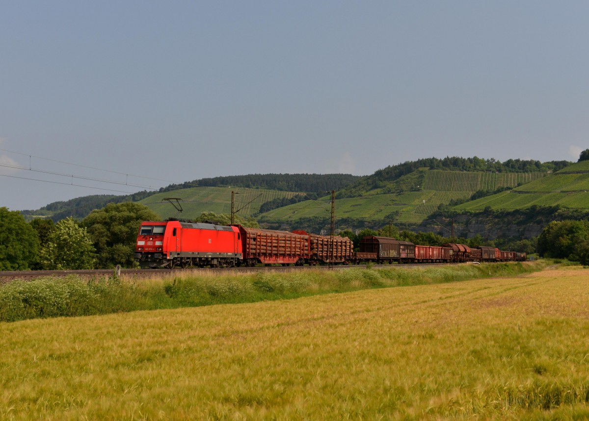 185 376 mit einem Güterzug am 06.07.2013 bei Himmelstadt.