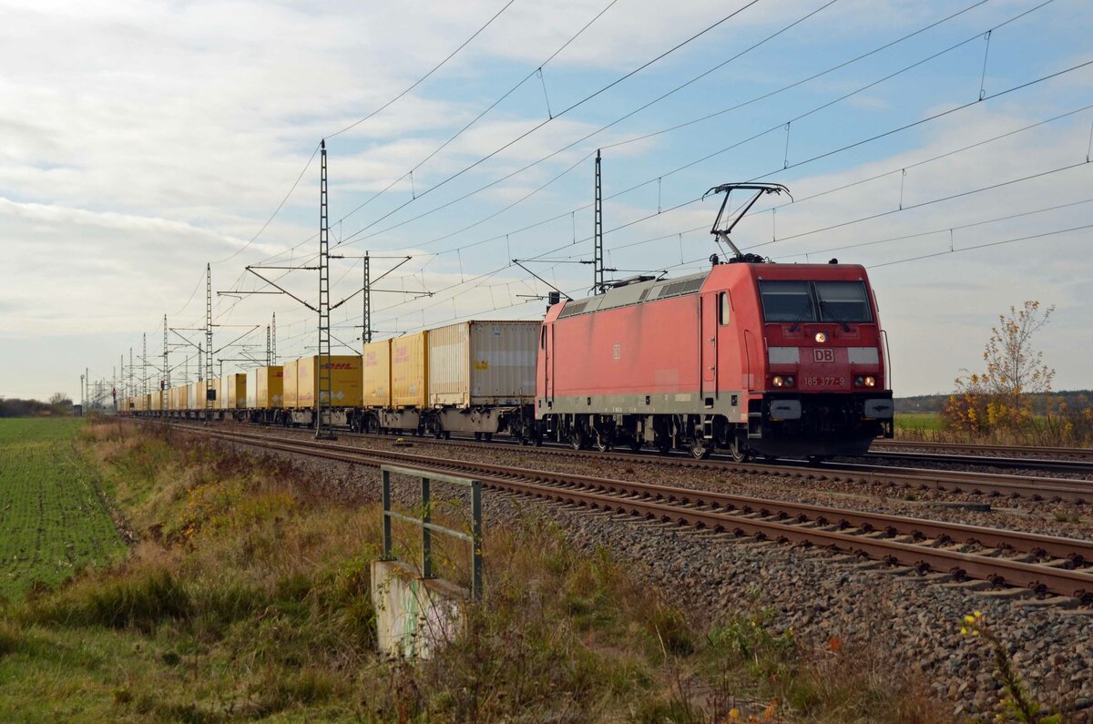 185 377 führte am 06.11.21 den DHL-Containerzug von Frankfurt(M) nach Großbeeren durch Radis Richtung Wittenberg.