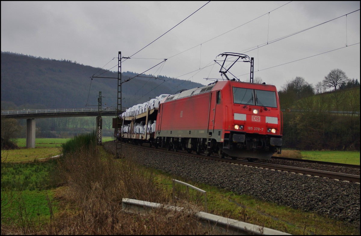 185 378-7 ist am 28.01.15 mit einen Autozug (alles Audis) bei Hermannspiegel unterwegs.
