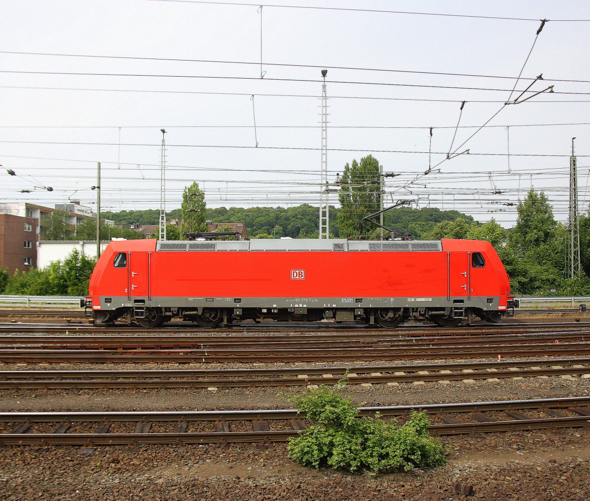 185 378-7 DB rangiert in Aachen-West.
Aufgenommen vom Bahnsteig in Aachen-West. 
Bei Sonne und Wolken am Nachmittag vom 26.6.2015.