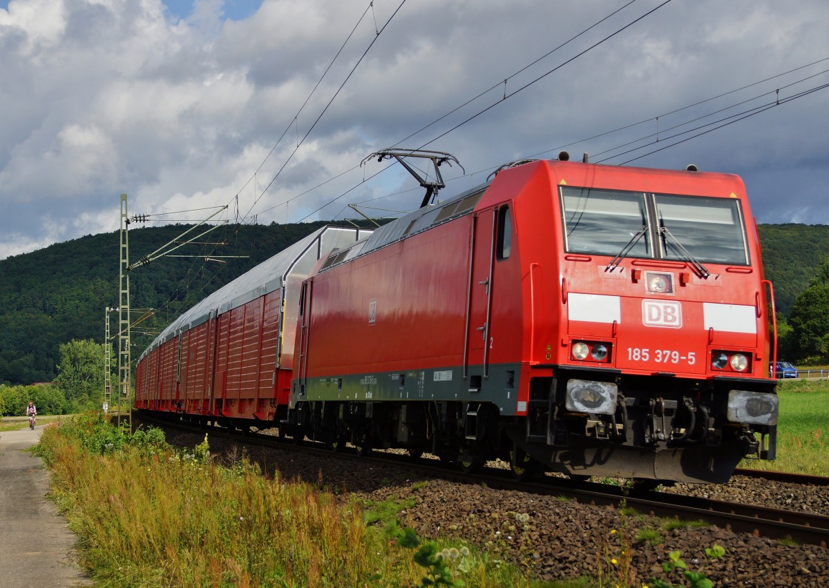 185 379-5 ist am 12.08.14 mit einen Autozug in Richtung Süden bei Haarbach unterwegs.