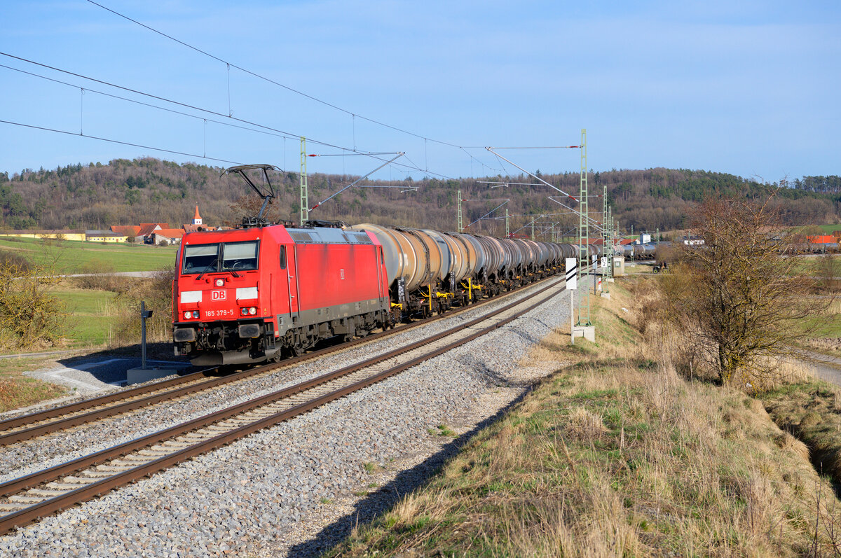 185 379 DB Cargo mit einem Kesselzug bei Oberdachstetten Richtung Würzburg, 29.03.2021