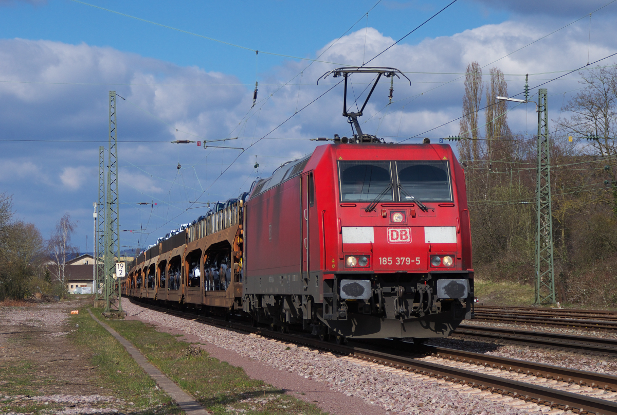 185 379 ist mit einem Autozug der FORD Werke Saarlouis in Richtung Süden unterwegs und hat gerade den Bahnhof Ensdorf Saar passiert. Bahnstrecke 3230 Saarbrücken - Karthaus am 22.03.2016