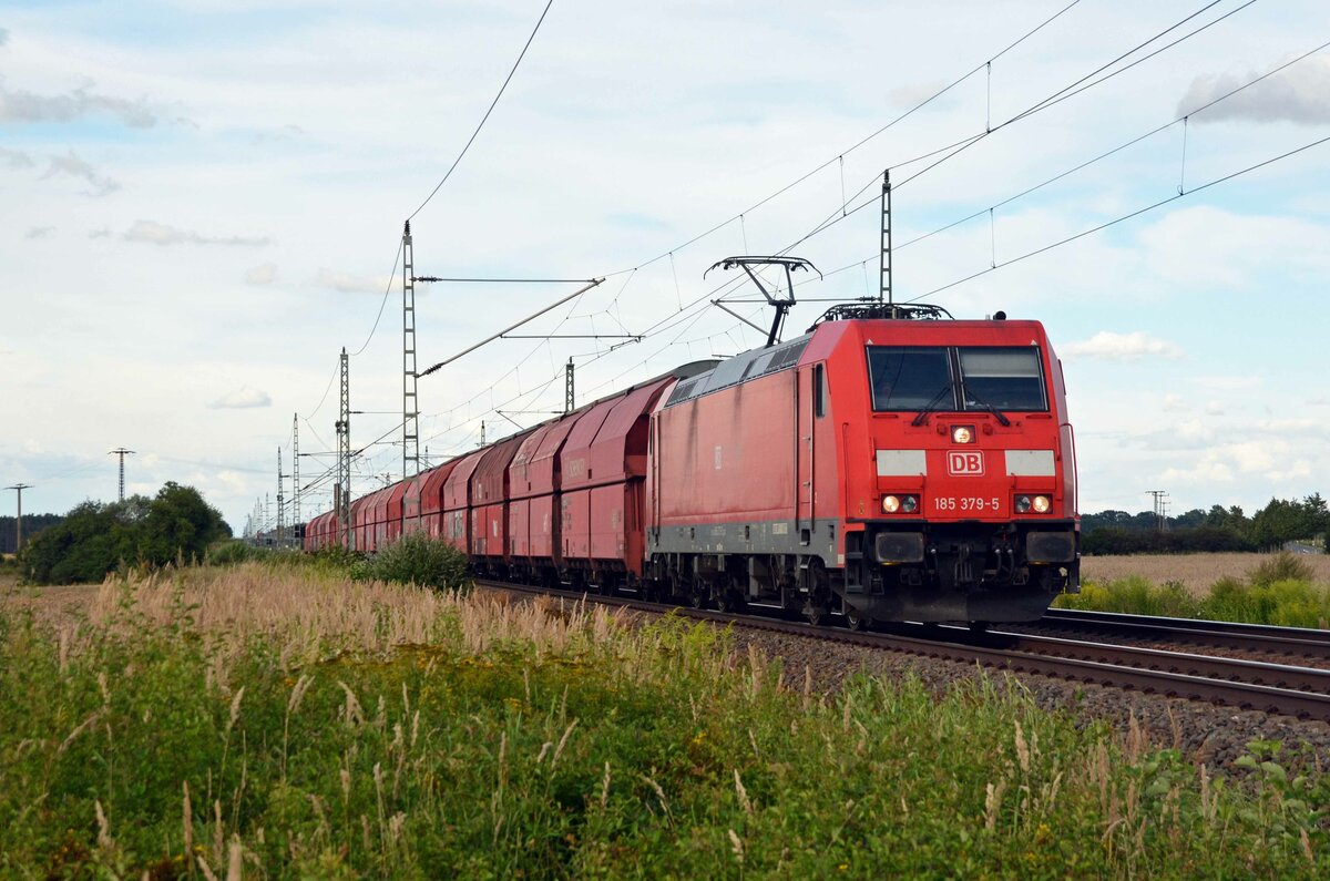 185 379 schleppte am 08.08.21 einen Kalkzug durch Gräfenhainichen Richtung Bitterfeld.