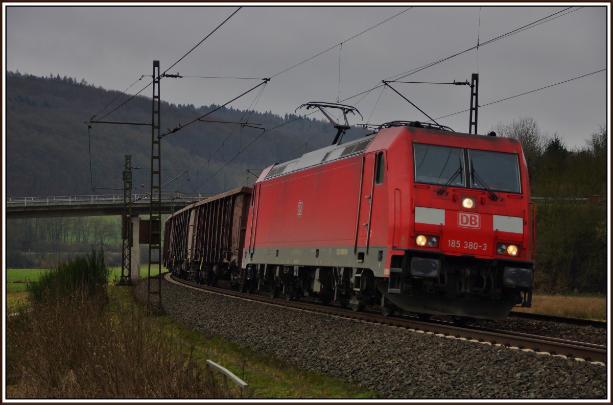 185 380-3 ist am 28.01.15 mit einen kurzen Eaos-Zug bei Hermannspiegel unterwegs.