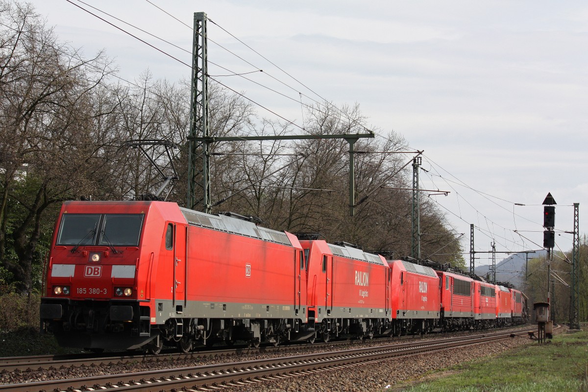 185 380 zog am 20.4.13 die 185 257,145 057,155 182,151 071,185 044,155 096 und einen gemischten G�terzug durch Bonn-Oberkassel.