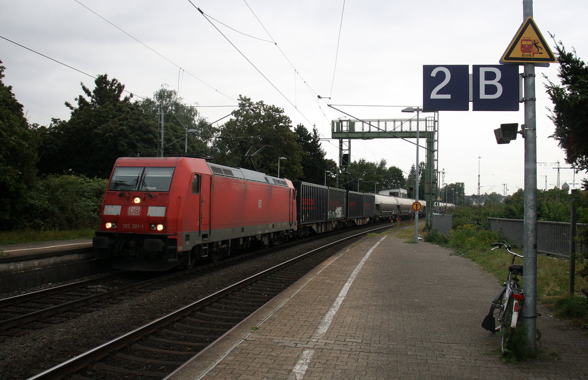 185 381-1 DB kommt mt aus Richtung Köln,Grevenbroich mit einem gemischten Güterzug aus Köln-Gremberg(D) nach Venlo(NL) und fährt durch Rheydt-Hbf und fährt in Richtung Mönchengladbach-Hbf. 
Aufgenommen vom Bahnsteig 2 in Rheydt-Hbf. 
Am Abend vom 20.9.2016.