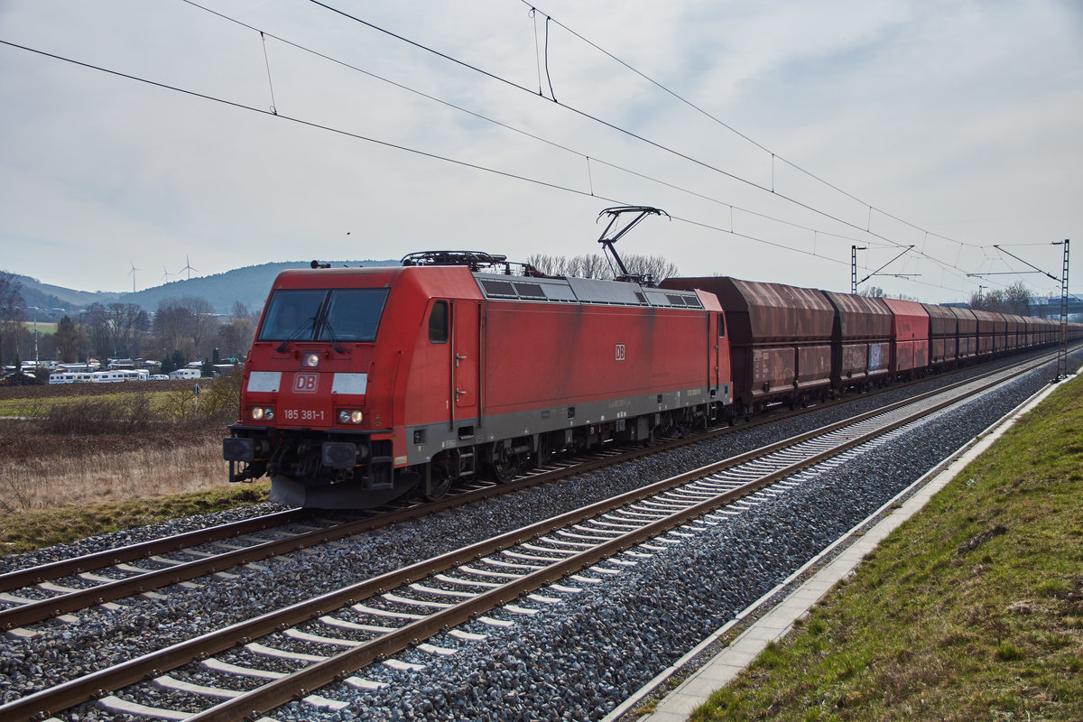 185 381-1 mit einen Kohlezug in Richtung Würzburg am 15.03.2018 unterwegs.