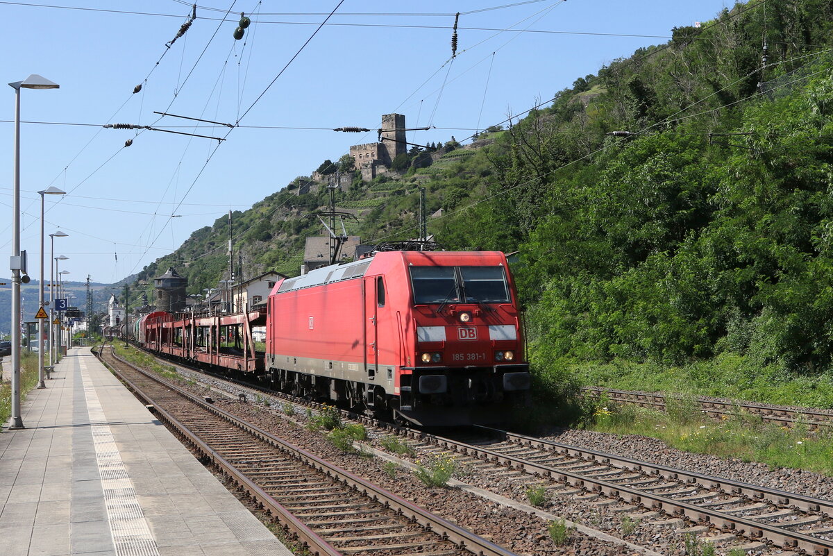 185 381 mit einem gemischten Güterzug am 21. Juli 2021 bei Kaub am Rhein.