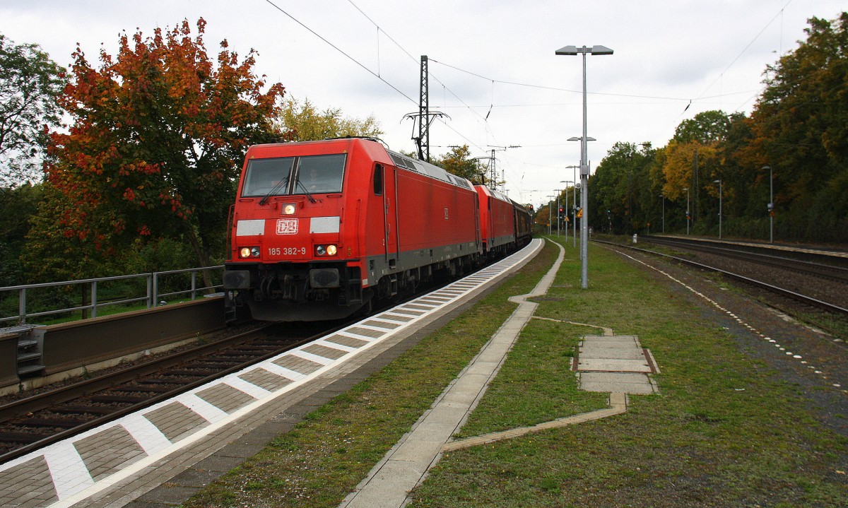 185 382-9 und 185 306-8 beide von DB kommen mit eineim langen Papierzug aus Köln-Gremberg nach Süden aus Richtung Köln und fahren in Richtung Koblenz.
Aufegenommen auf der Rechten Rheinstrecke (KBS 465) in (Rhöndorf am Rhein).
Bei Wolken am 16.10.2015.