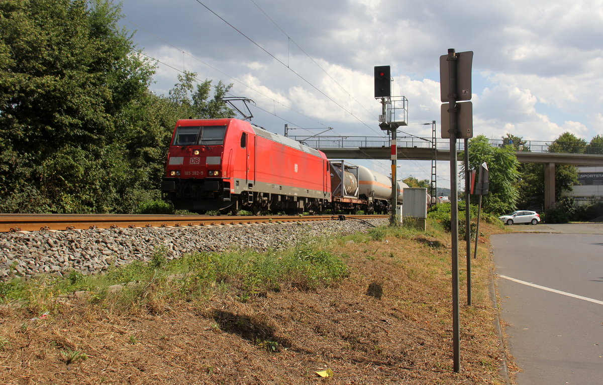 185 382-9 DB kommt aus Richtung Koblenz mit einem gemischten Güterzug aus Süden nach Köln-Gremberg und fährt durch Bad-Honnef am Rhein in Richtung Köln. 
Aufgenommen auf der Rechten Rheinstrecke in Bad-Honnef(am Rhein). 
Bei Sommerwetter am Nachmittag vom 31.7.2018.