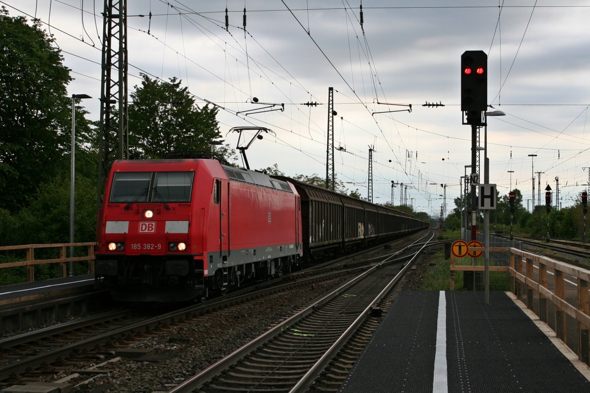 185 382-9 mit einem RedBull-Zug von Bludenz nach Bremerhafen-Kaiserhafen am Nachmittag des 25.04.14 im Bahnhof Mllheim (Baden).