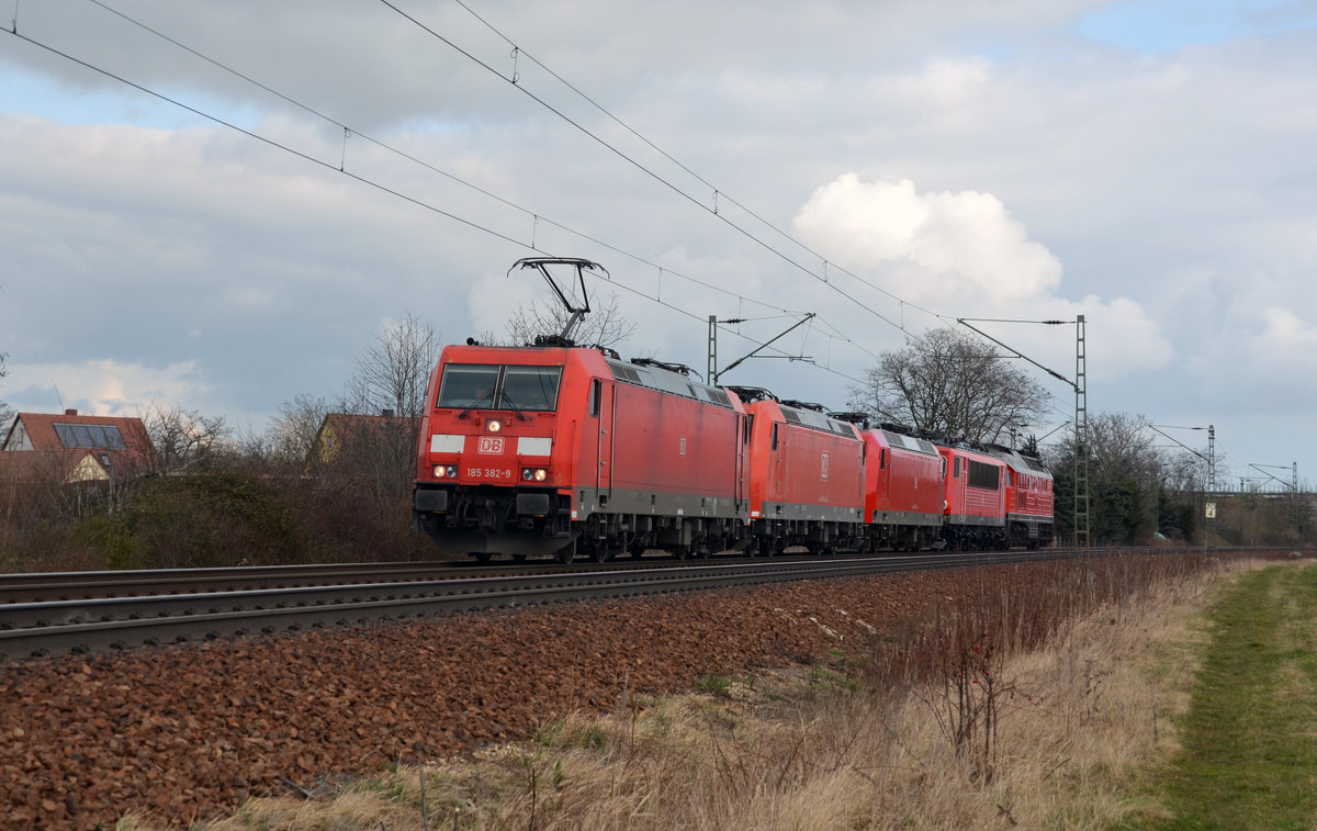 185 382 führte am 19.03.16 einen Lokzug durch Zeithain Richtung Leipzig. Im Zugverband liefen 185 040, 145 045, 155 097 und 232 255 mit.