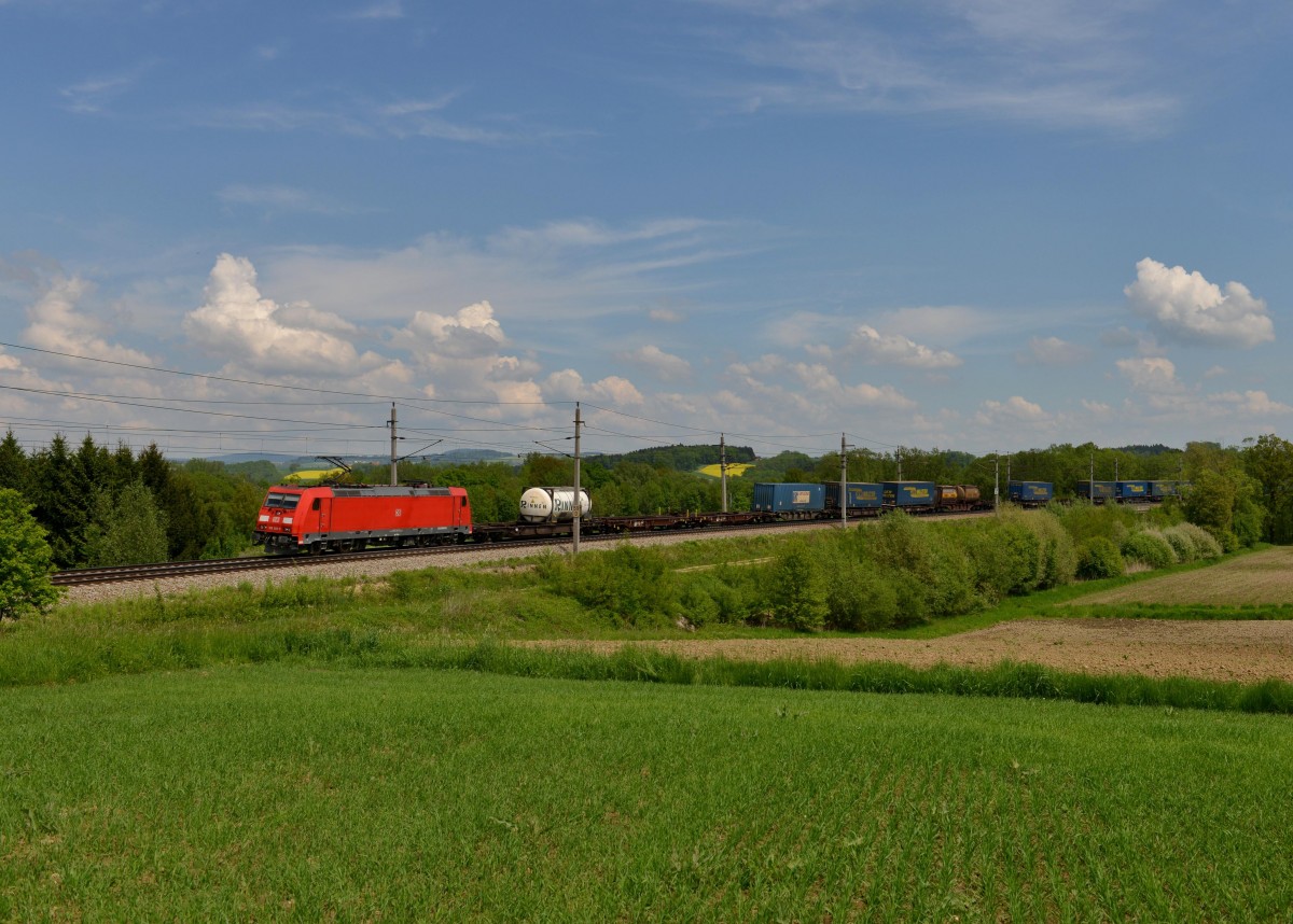 185 382 mit einem KLV am 09.05.2013 bei Taufkirchen an der Pram.