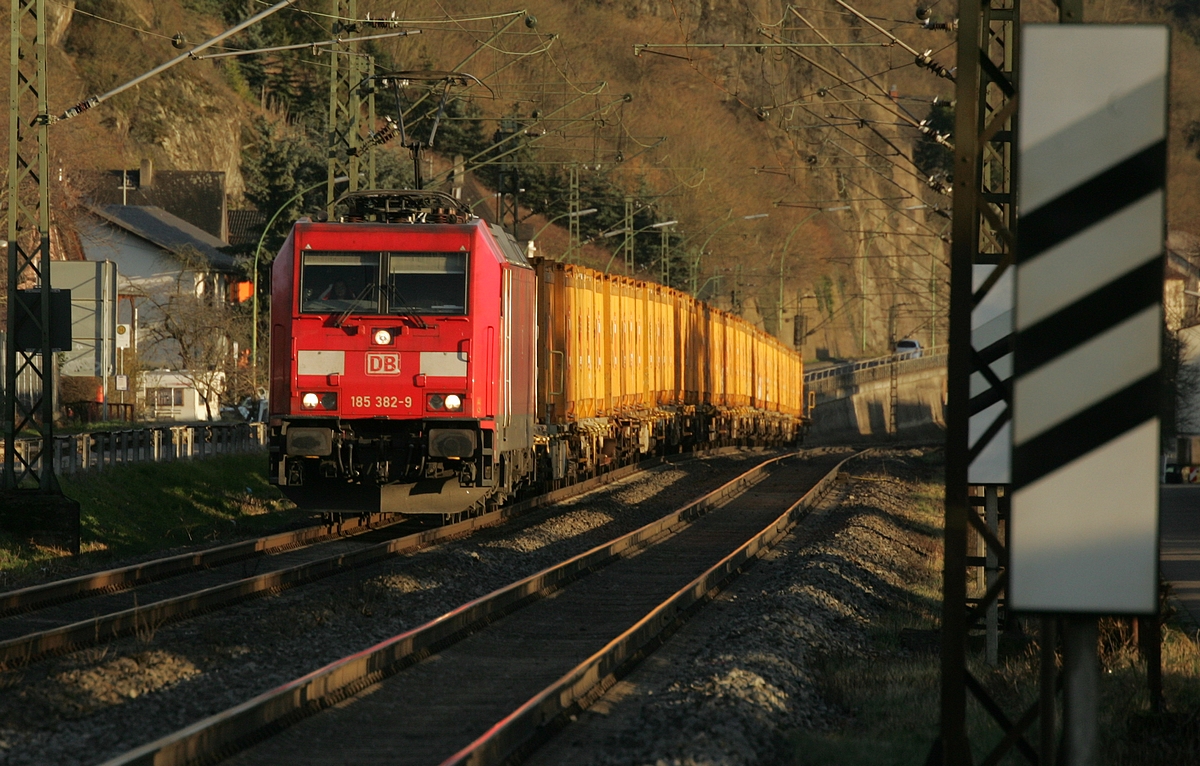 185 382 mit postgelben Containern auf der rechten Rheinseite bei Oberlahnstein am 23.02.2022