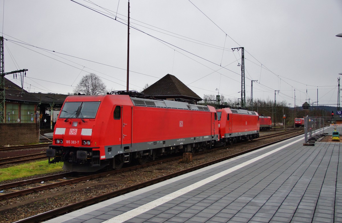 185 383-7 steht am 16.01.15 am alten Lokschuppen in Bebra abgestellt.