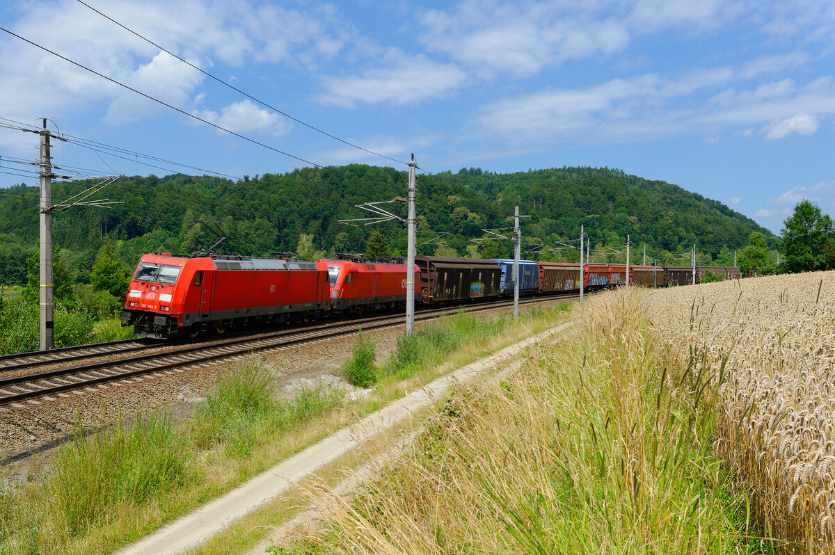 185 383 DB Cargo und  1116 033 ÖBB mit einem gemischten Güterzug bei Wernstein Richtung Wels, 22.07.2020