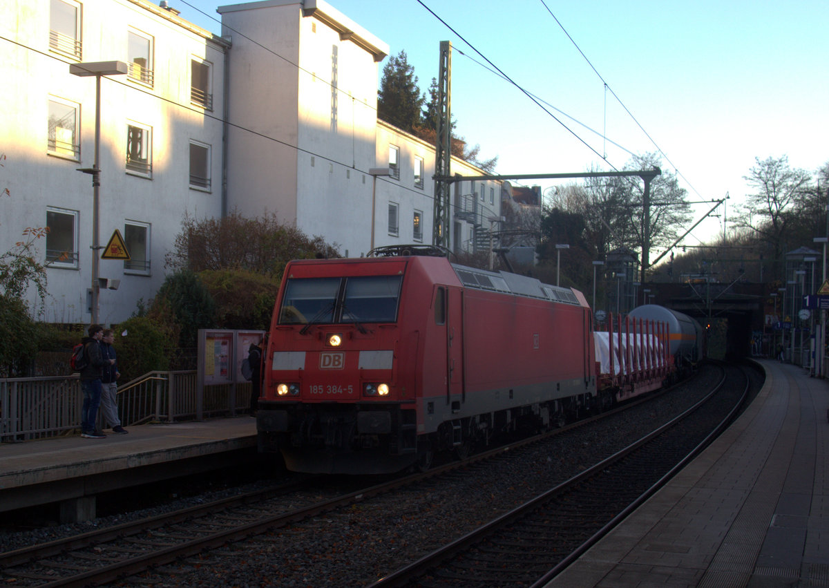 185 384-5 DB kommt aus Richtung Köln,Aachen-Hbf und fährt durch Aachen-Schanz mit einem gemischten Güterzug aus Köln-Gremberg(D) nach Antwerpen-Noord(B) und fährt in Richtung Aachen-West. Aufgenommen vom Bahnsteig von Aachen-Schanz.
Bei Sonne und Wolken am Nachmittag vom 4.12.2019.