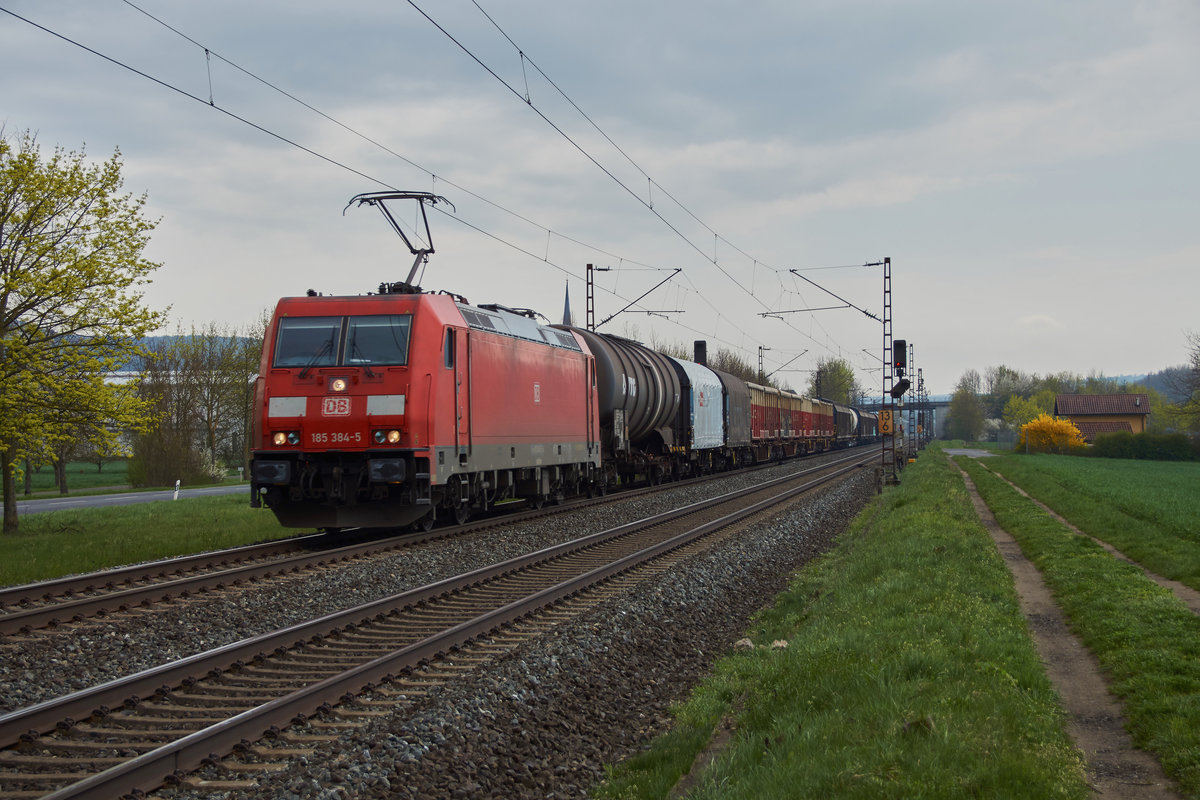 185 384-5 ist mit einen gemischten Güterzug bei Thüngersheim am 12.04.16 zu sehen.