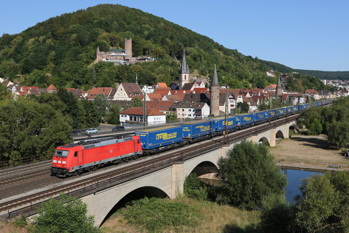185 384 mit dem  WALTER-KLV  aus Würzburg kommend am 8. August 2022 in Gemünden.