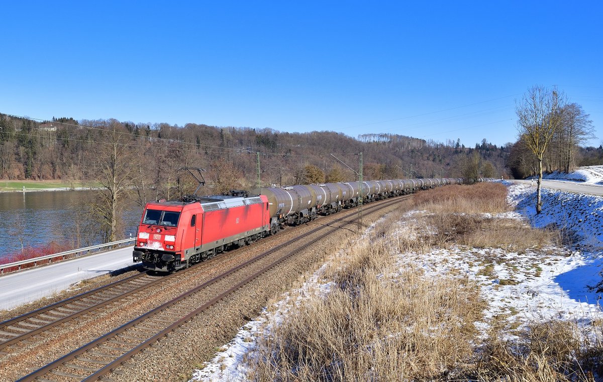 185 384 mit einem Kesselzug am 14.02.2021 bei Sandbach.