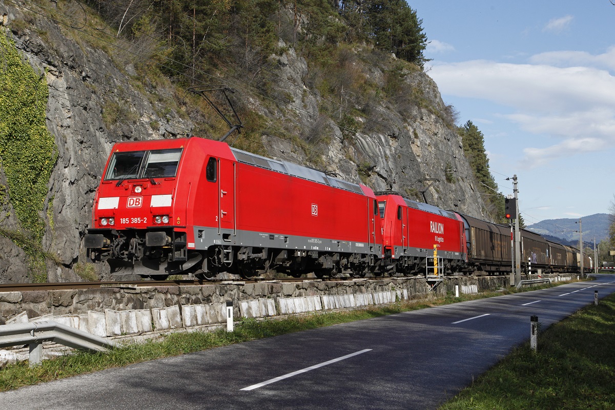185 385 und 185 280 ziehen am 16.10.2014 einen Güterzug bei Stübng  Richtung Süden.