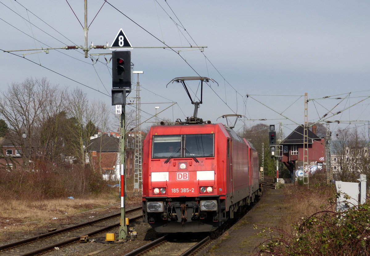 185 385-2 und 185 211-0 beide von DB kommen  durch Rheydt-Hbf mit einem Güterzug aus dem Ruhrgebiet nach Köln-Gremberg  und fahren in Richtung Jüchen,Grevenbroich,Köln.
Aufgenommen vom Bahnsteig 3 in Rheydt-Hbf.
Bei Sonnenschein am Kalten Mittag vom 17.2.2018.