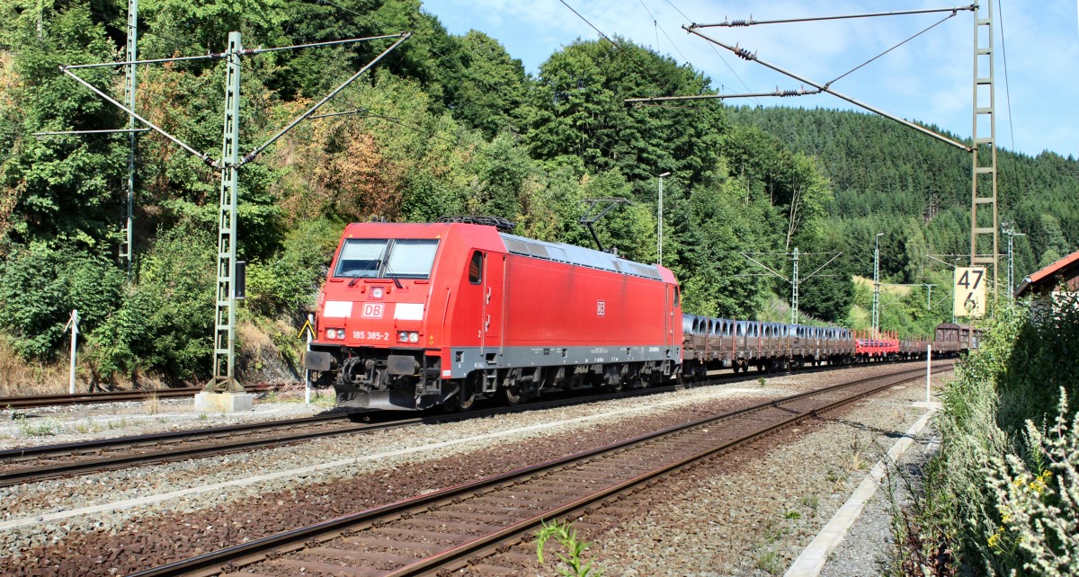 185 385-2 ist am 23.07.13 mit einem gemischten Güterzug auf der Frankenwaldbahn in Richtung Süden unterwegs und passiert gleich Ludwigsstadt.