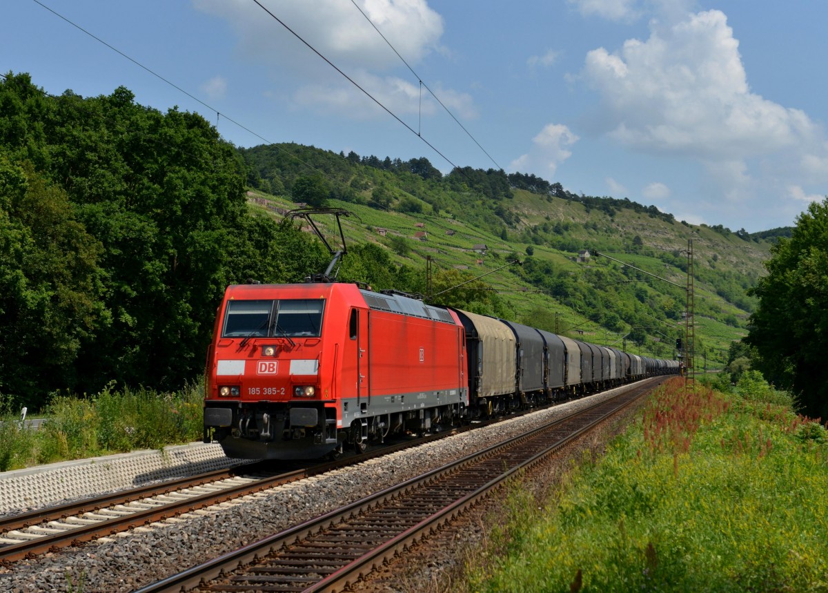 185 385 mit einem Gterzug am 06.07.2013 bei Gambach.