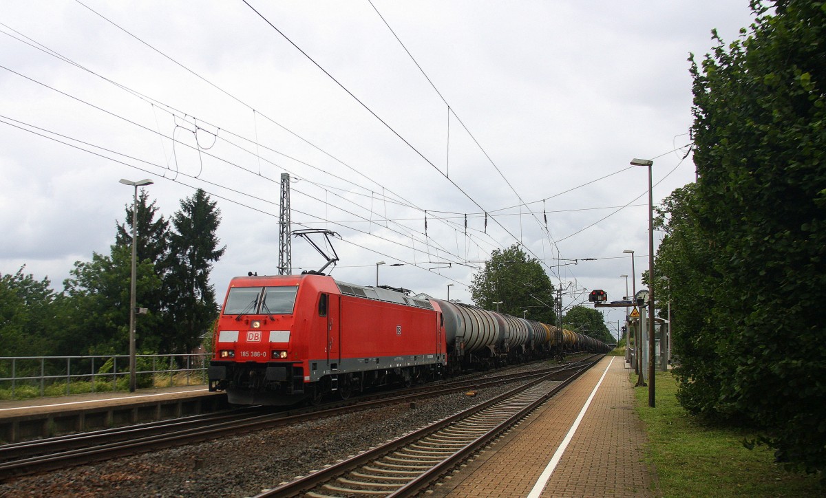 185 386-0 DB kommt als Umleiter mit einem sehr langen Ölleerzug aus Basel-SBB(CH) nach Antwerpen-Petrol(B) durch Kohlscheid aus Richtung Herzogenrath und fährt die Kohlscheider-Rampe hoch nach Aachen-West.
Bei Regenwolken am Mittag vom 28.7.2015.