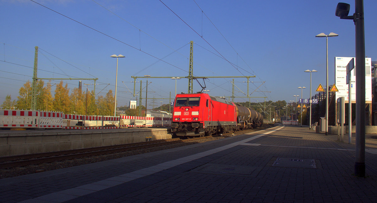 185 387-8 DB  kommt durch Herzogenrath mit einem Kesselzug aus Oberhausen-West(D) nach Antwerpen-Noord/Verb.Adp(B) und fährt in Richtung Kohlscheid,Richterich,Laurensberg,Aachen-West. 
Aufgenommen am Bahnhof von Herzogenrath. 
Bei schönem Herbstwetter am Morgen vom 2.11.2018.