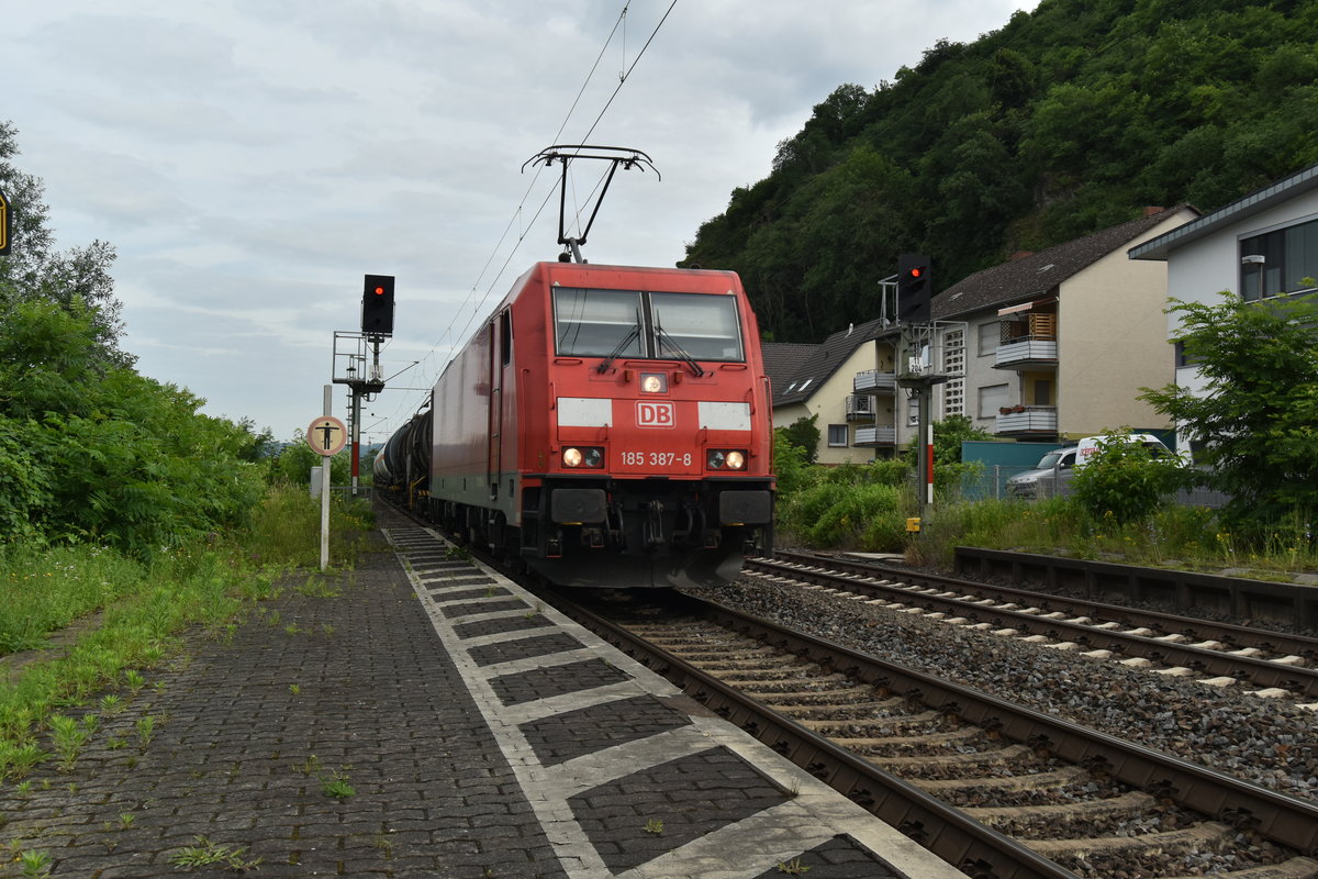 185 387-8 kommt aus Linz mit einem Öler am Haken durch Leubsdorf am Samstag den 16.6.2018