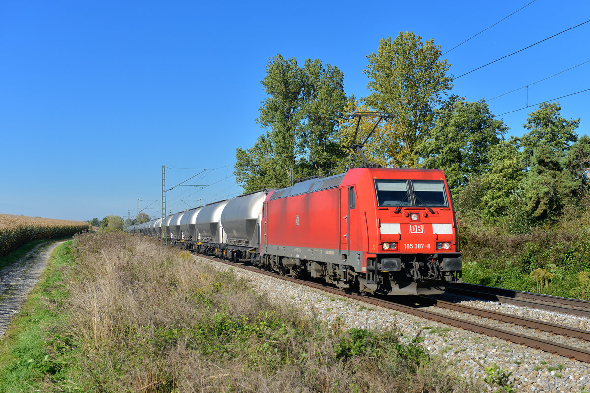 185 387 mit einem Güterzug am 03.10.2013 bei Langenisarhofen. 