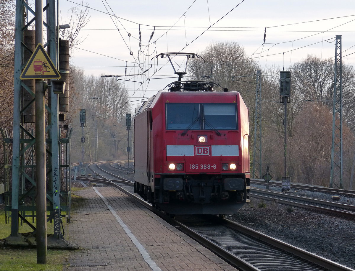185 388-6 DB kommt als Lokzug aus Aachen-West(D) nach Neuss(D) und kommt aus Richtung Aachen-West,Laurensberg,Richterich, fährt durch Kohlscheid in Richtung Herzogenrath,Hofstadt,Finkenrath,Rimburg,Übach-Palenberg Zweibrüggen,Frelenberg,Geilenkirchen,Süggerath,Lindern,Brachelen,Hückelhoven-Baal,Baal,Erkelenz,Herrath,Beckrath,Wickrath,Rheydt,Mönchengladbach. 
Aufgenommen von Bahnsteig 1 in Kohlscheid.
Bei schönem Winterwetter am kalten Nachmittag vom 1.3.2018. 