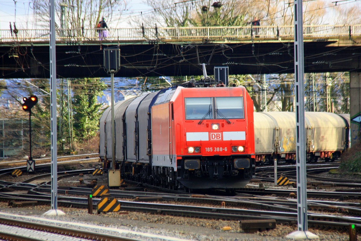 185 388-6 DB kommt aus Richtung Köln,Aachen-Hbf mit einem Kurzen Coilzug aus Linz-Voestalpine(A) nach Genk-Goederen(B) und fährt in Aachen-West ein bei Sonne und Regenwolken am Nachmittag vom 22.2.2014.