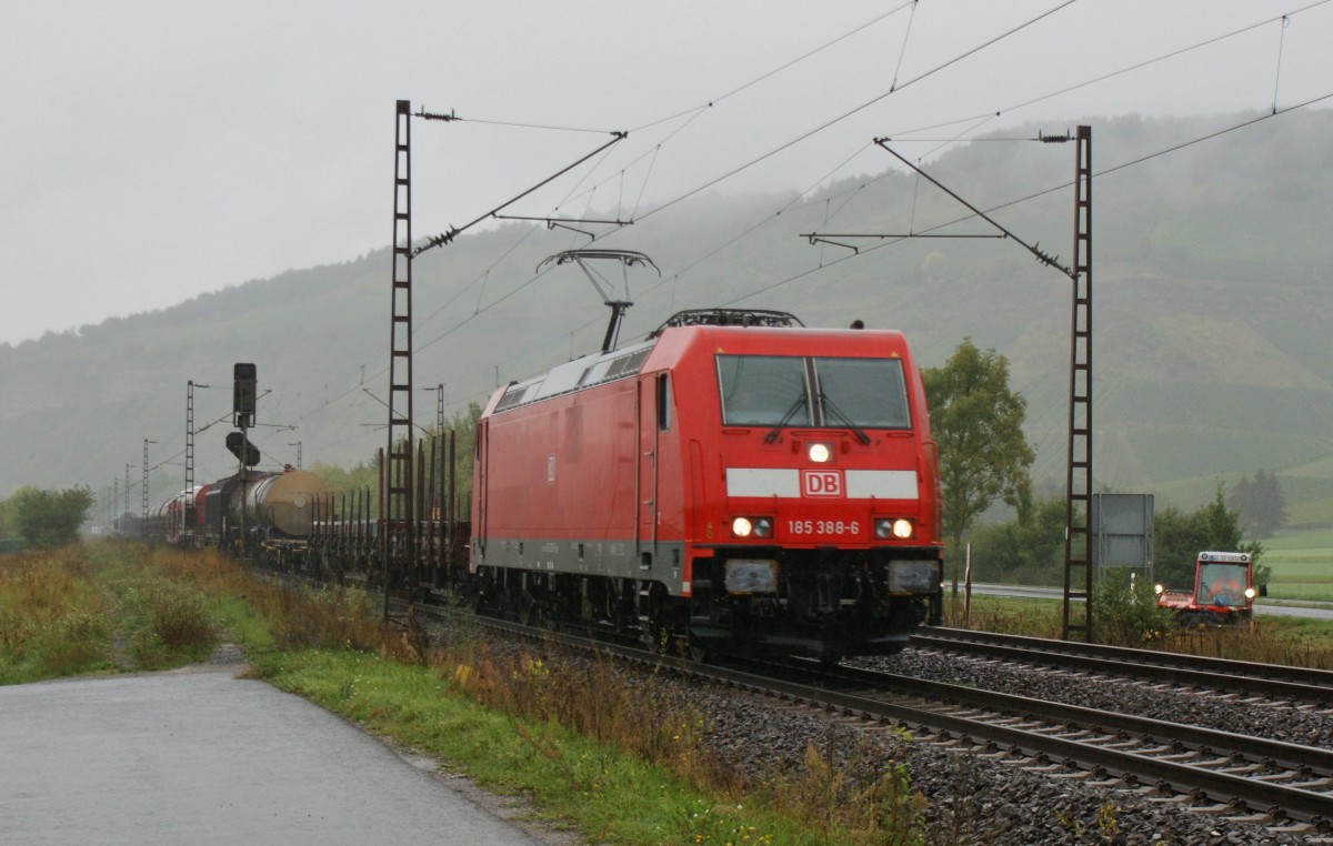 185 388-6 mit einen gemischten Gterzug am 18.09.13.