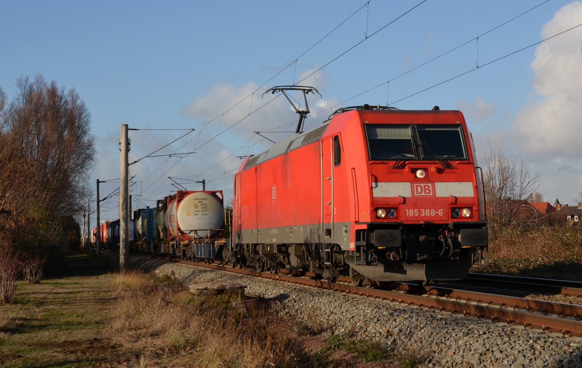 185 388 führte am 04.12.18 einen Containerzug durch Greppin Richtung Bitterfeld.