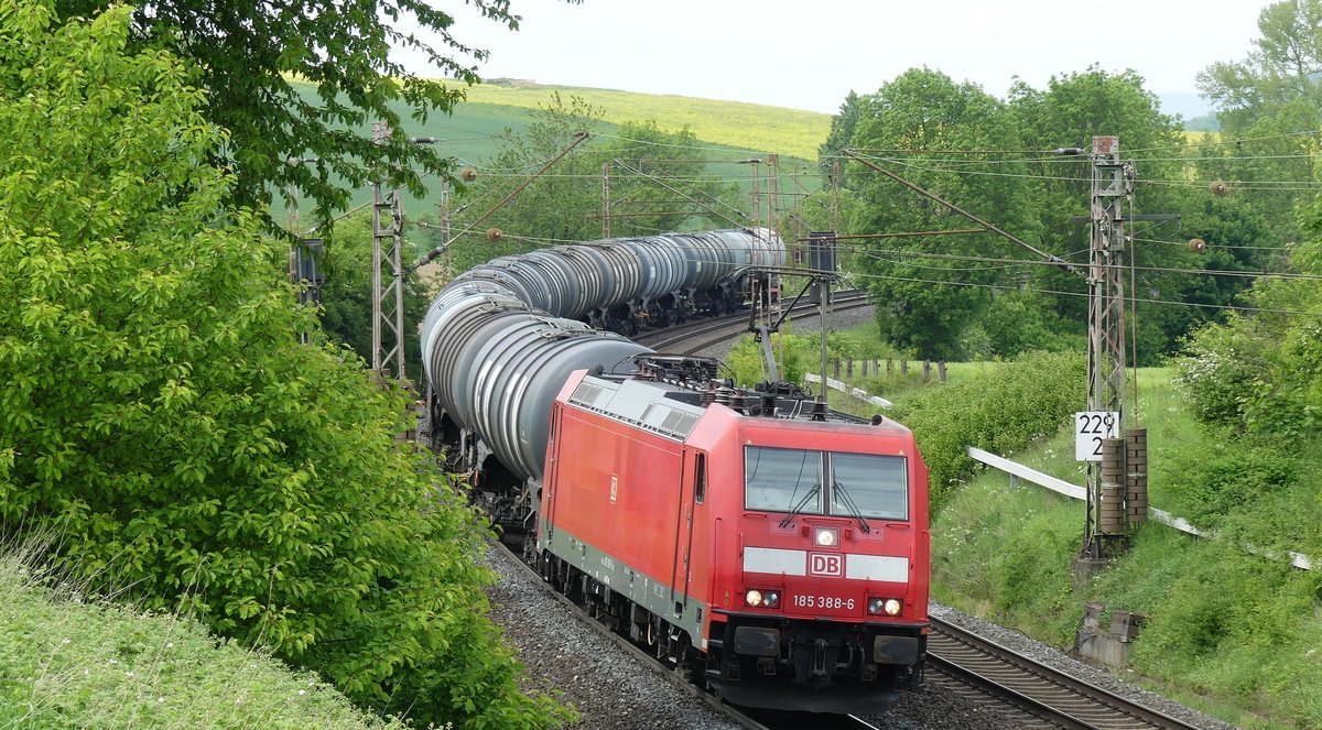 185 388 legt sich mit einem Güterzug gen Süden kurz vor Eichenberg in ein paar Kurven. Aufgenommen am 11.5.2018 15:33