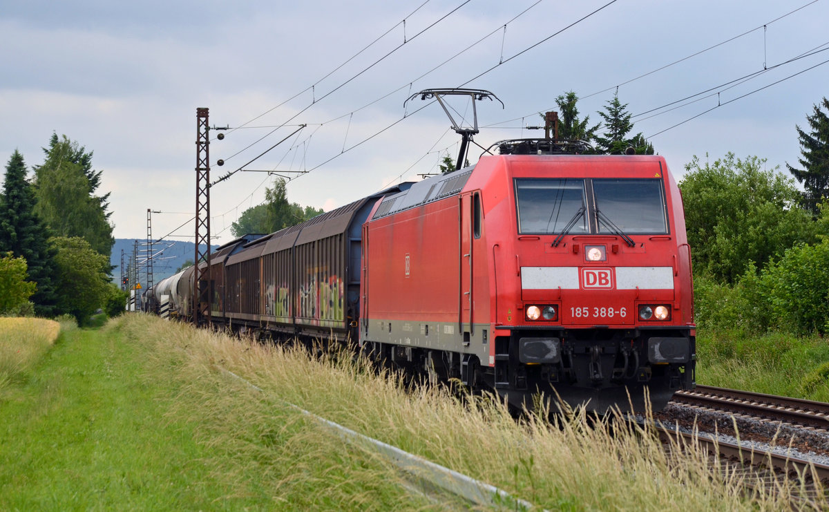 185 388 schleppte am 12.06.17 einen gemischten Güterzug durch Himmelstadt Richtung Gemünden.