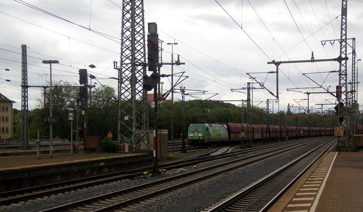 185 389-4  CO2-frei  kommt mit einem Kohlenzug aus Norden nach Süden und fährt durch Fulda in RichtungFulda-Neudorf. 
Aufgenommen vom Bahnsteig 3 in Fulda. Bei Sonne und Wolken vom 22.5.2019.