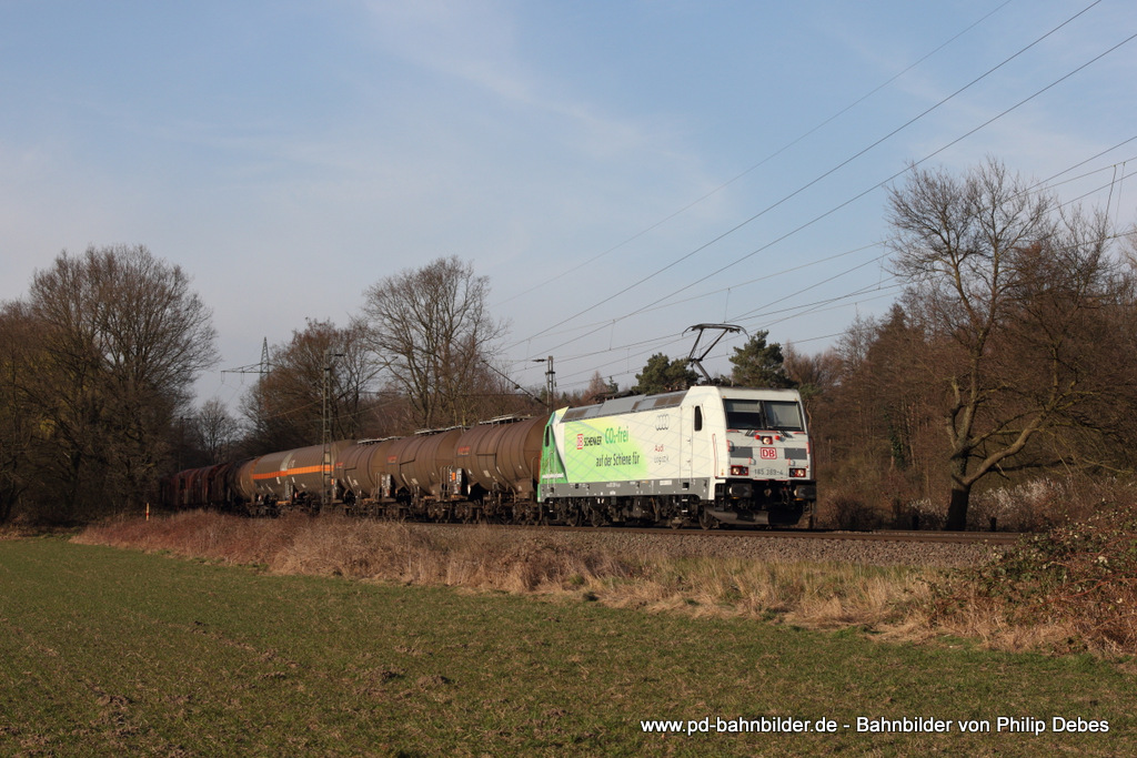 185 389-4 (DB Schenker) mit einem Gterzug in Ratingen Lintorf, 8. Mrz 2014