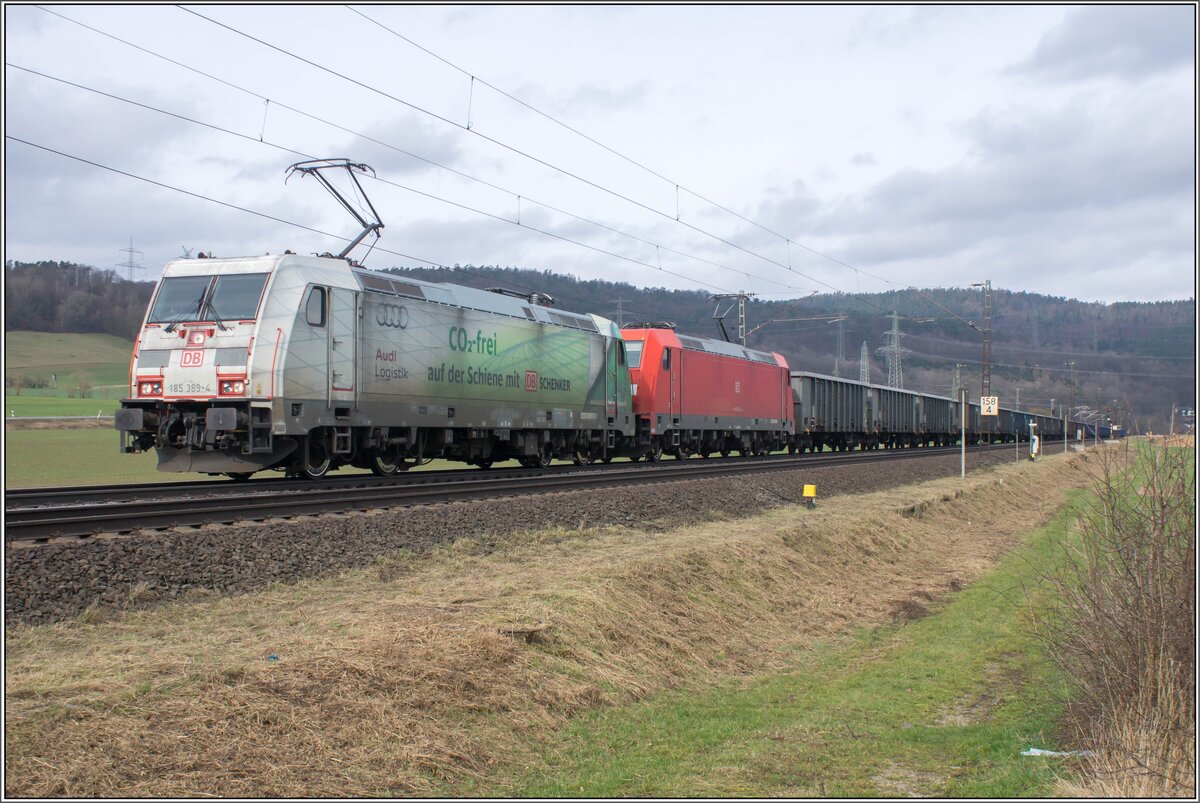 185 389-4 u 185 300-1 als Doppeltraktion mit einem Güterzug bei Reilos am 21.02.2024.