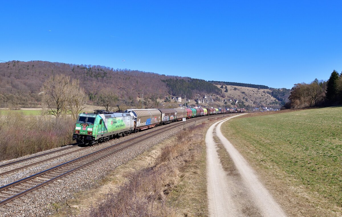 185 389 mit einem Güterzug am 22.03.2022 bei Obereichstätt.