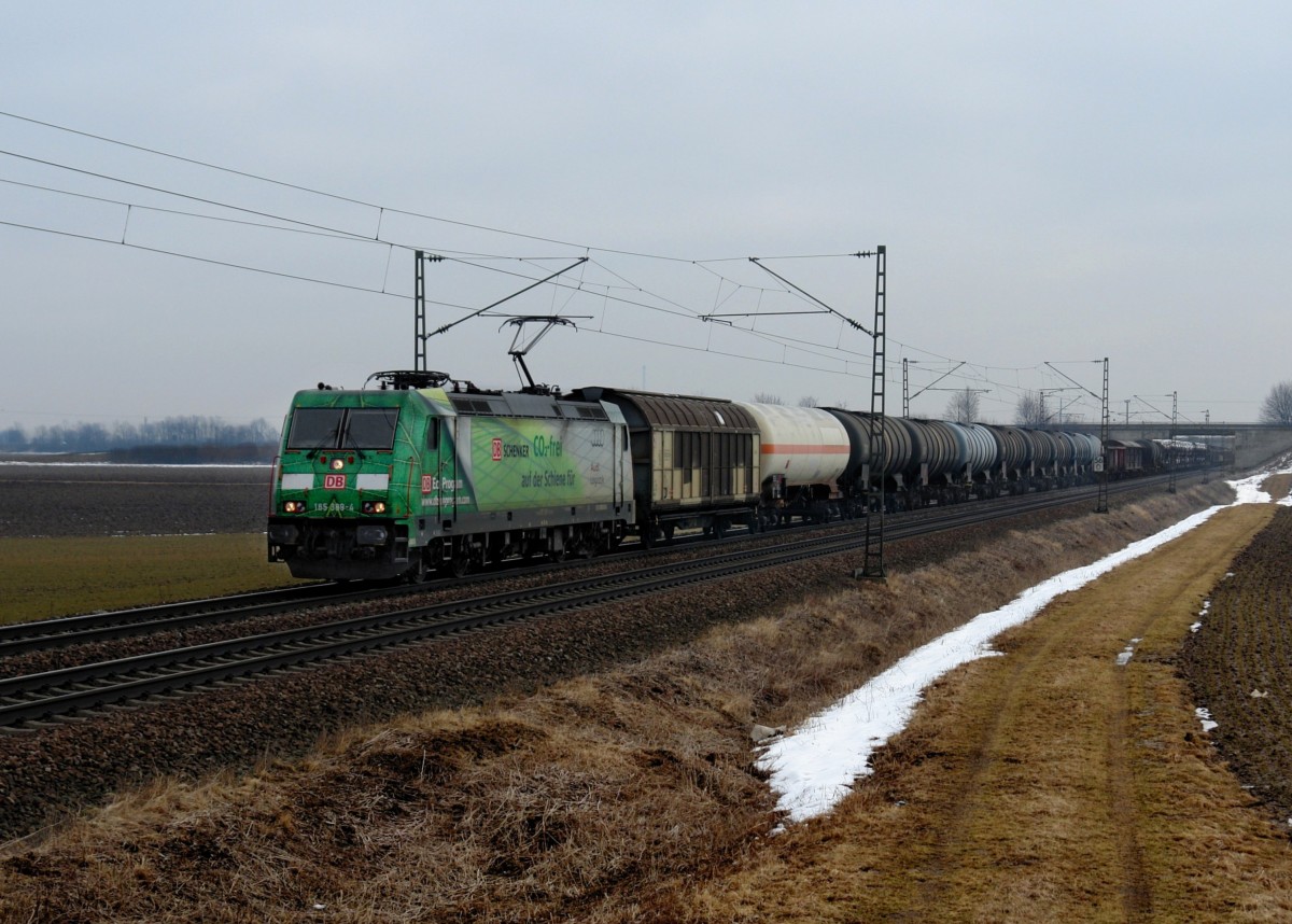 185 389 mit einem Gterzug am 22.02.2012 bei Plattling.