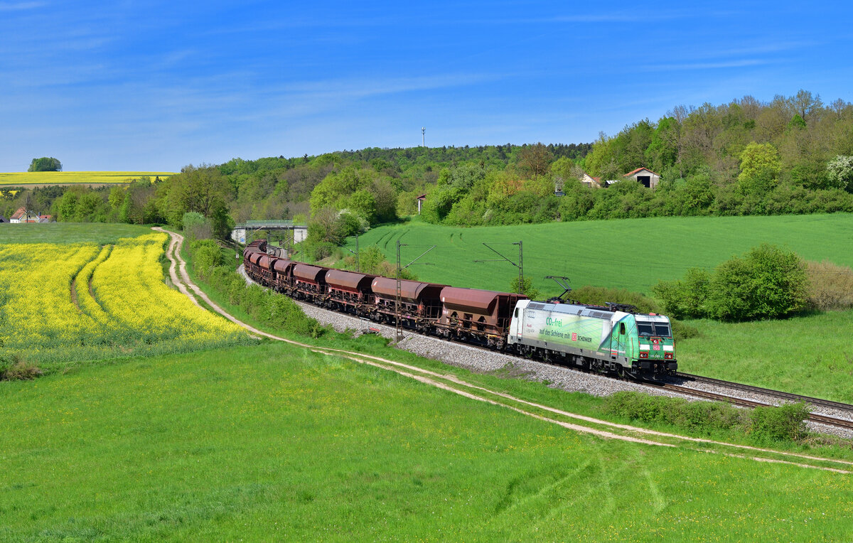 185 389 mit einem Schotterzug am 09.05.2023 bei Edlhausen.